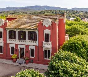 Servicio multimedia profesional para hoteles, vista aérea fachada principal y jardines Hotel Can Garay.