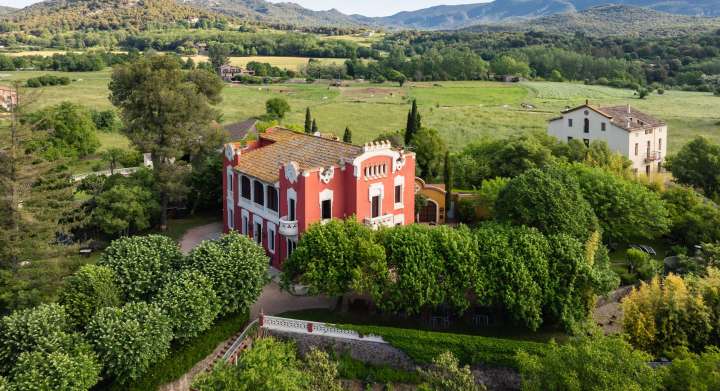 Servicio Profesional Multimedia para hoteles . Vista aérea jardines y Hotel Can Garay.